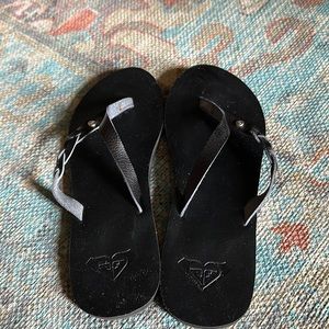 Like new! Black Leather Roxy flip flops!